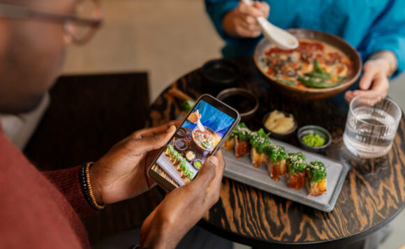 Dining in Virtual Realm. Rise of AR/VR Restaurants and Cafés